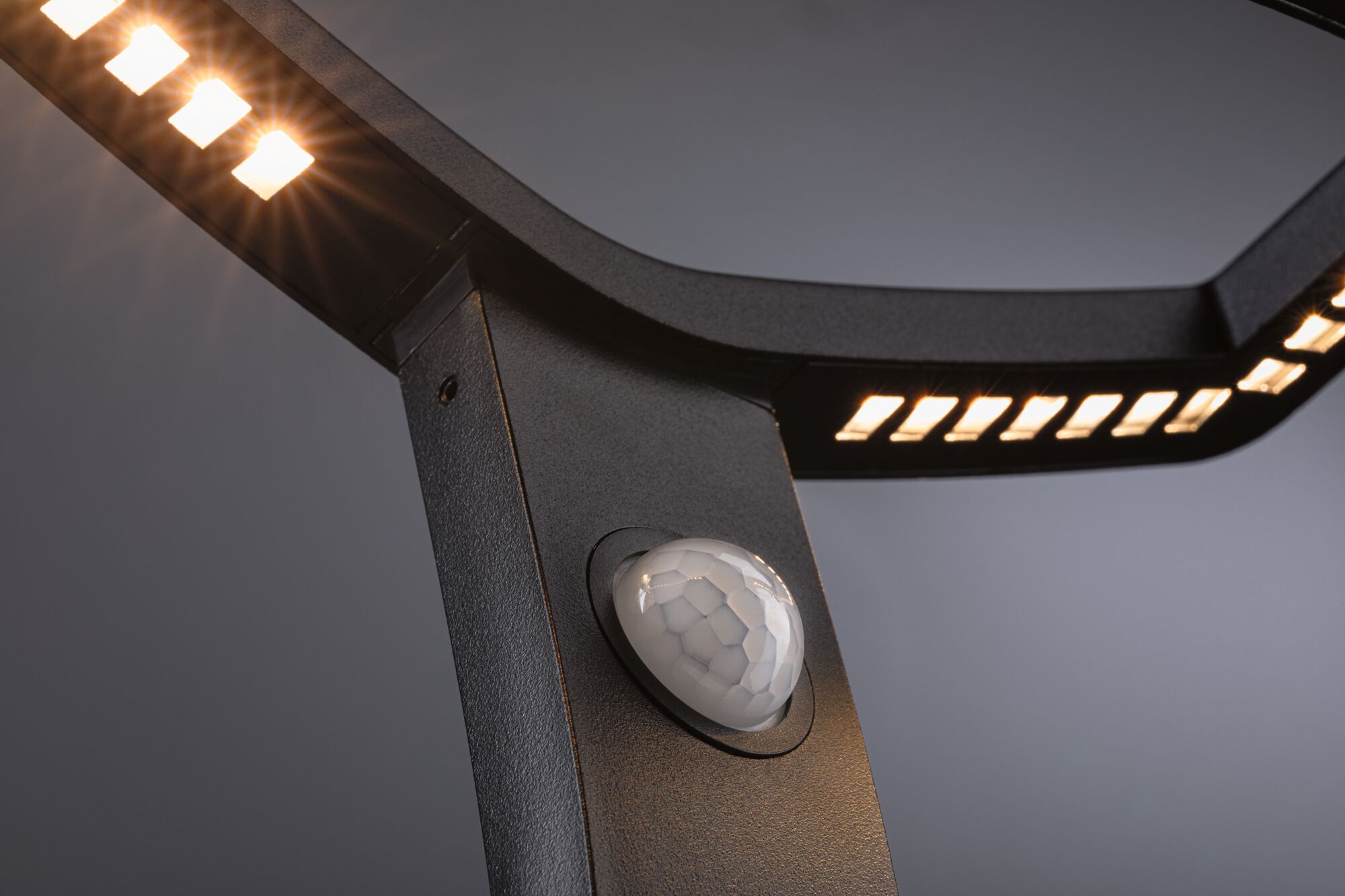 Schwarze LED-Außenleuchte mit Bewegungsmelder und warmweißem Licht für Garten und Terrasse