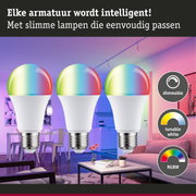 Drie dimbare RGBW LED-lampen met witte voet in moderne woonkamer met kleurrijke verlichting