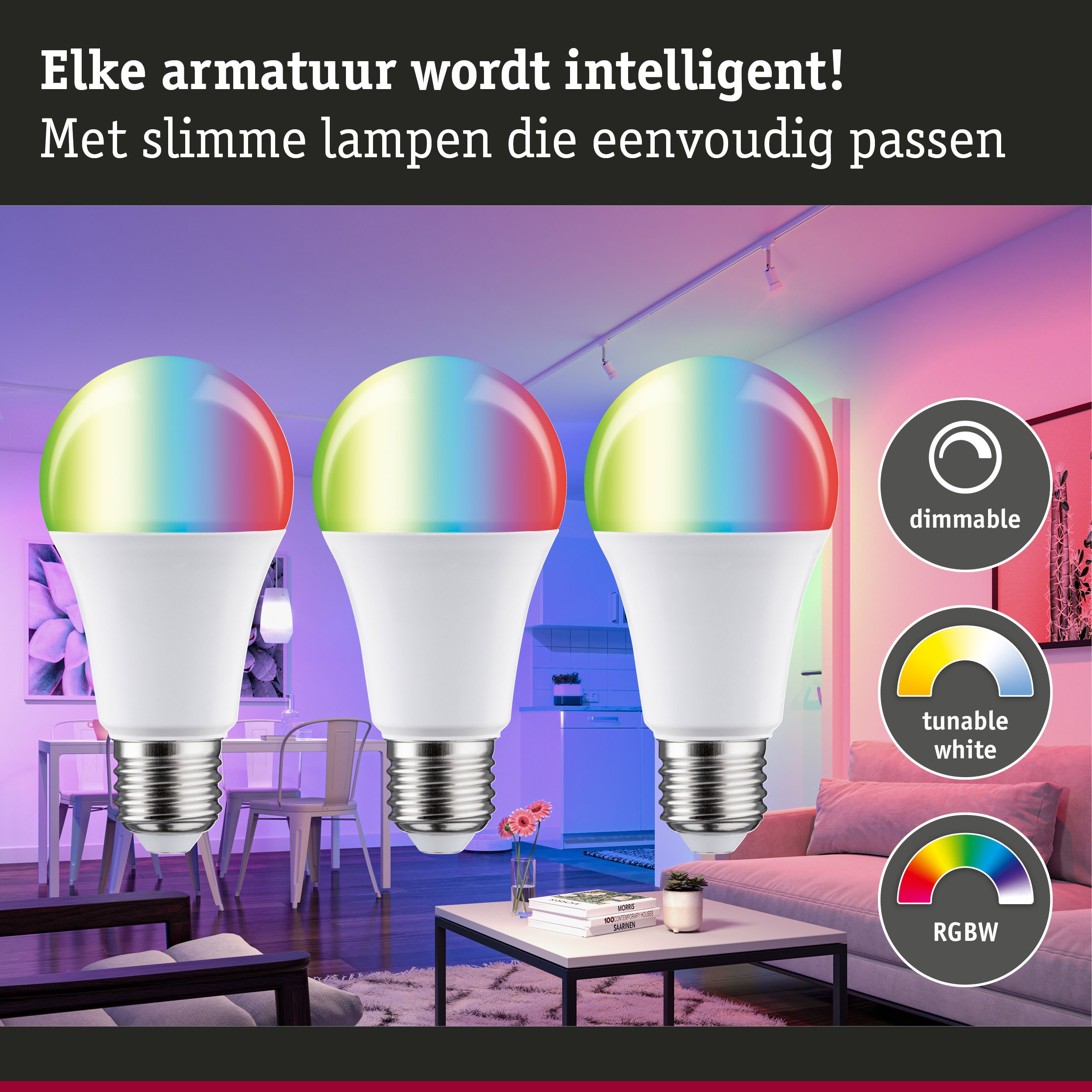 Drie dimbare RGBW LED-lampen met witte voet in moderne woonkamer met kleurrijke verlichting