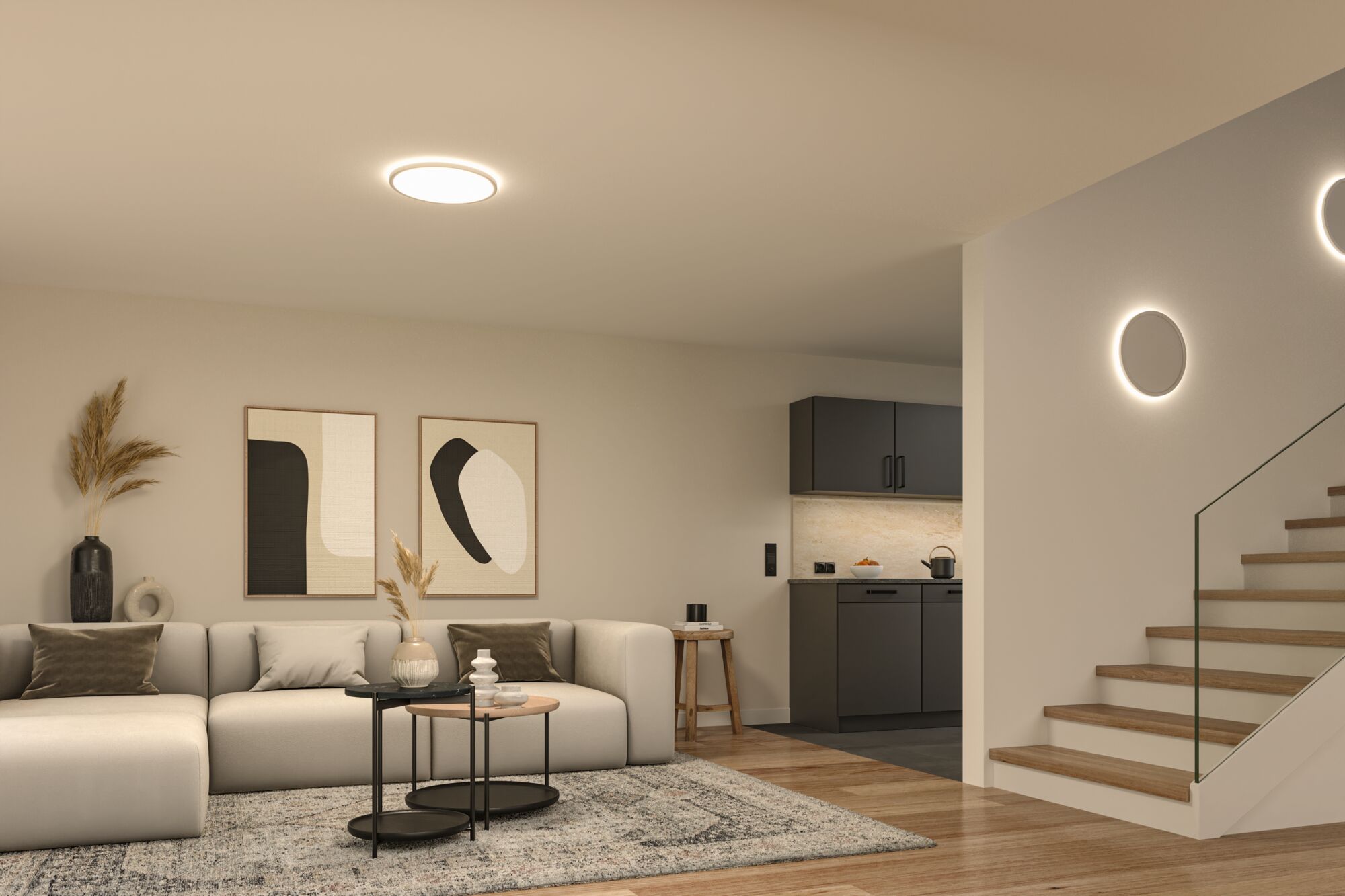 Moderne stue med rund loftslampe og varm hvid LED-væglamper, trætrappe og grå sofa