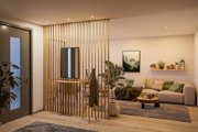 Modernes Wohnzimmer mit Holzlamellen-Trennwand, grauem Sofa und warmweißen LED-Einbaustrahlern