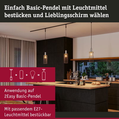 Moderne Küche mit drei hängenden Basic-Pendel-Lampen aus Metall in Schwarz und Holzarbeitsplatte
