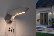 Moderne graue Außenwandleuchte mit LED und Hausnummernschild beleuchtet Eingangsbereich bei Dämmerung