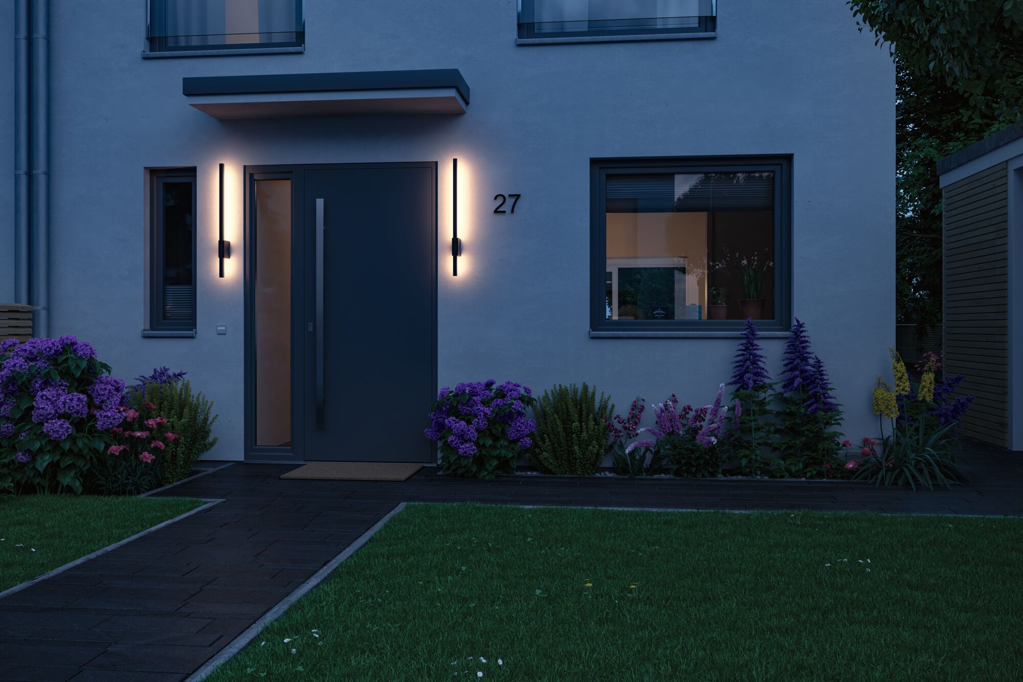 Moderne huisentree met donkere deur en twee slanke wandlampen die warm wit LED-licht uitstralen buiten.