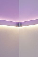 Hoekige LED-wandlamp met aluminium profiel en warm wit licht voor moderne kamerverlichting