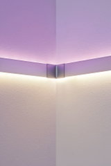 Hoekige LED-wandlamp met aluminium profiel en warm wit licht voor moderne kamerverlichting