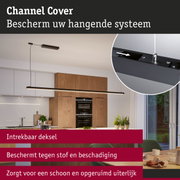 Zwarte Channel Cover beschermt hangend systeem tegen stof en beschadiging in moderne keuken