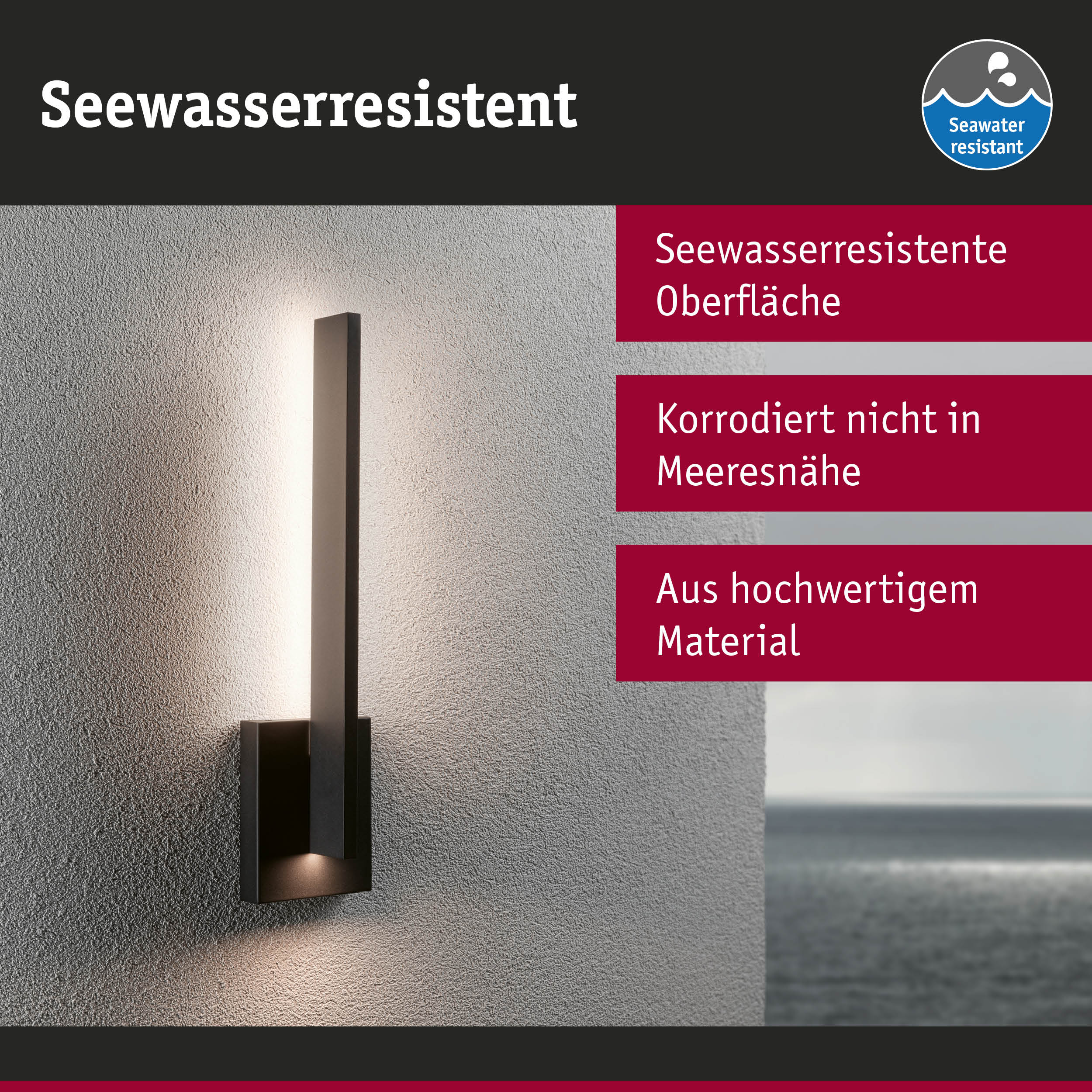 Schwarze Wandlampe mit seewasserresistenter Oberfläche an grauer Wand mit Meerblick