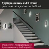 Appliques murales LED 2Form noires avec éclairage direct et indirect dans un escalier moderne