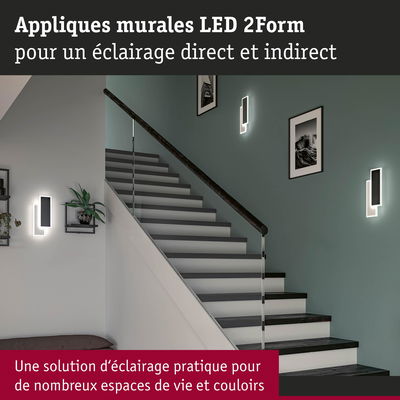 Appliques murales LED 2Form noires avec éclairage direct et indirect dans un escalier moderne