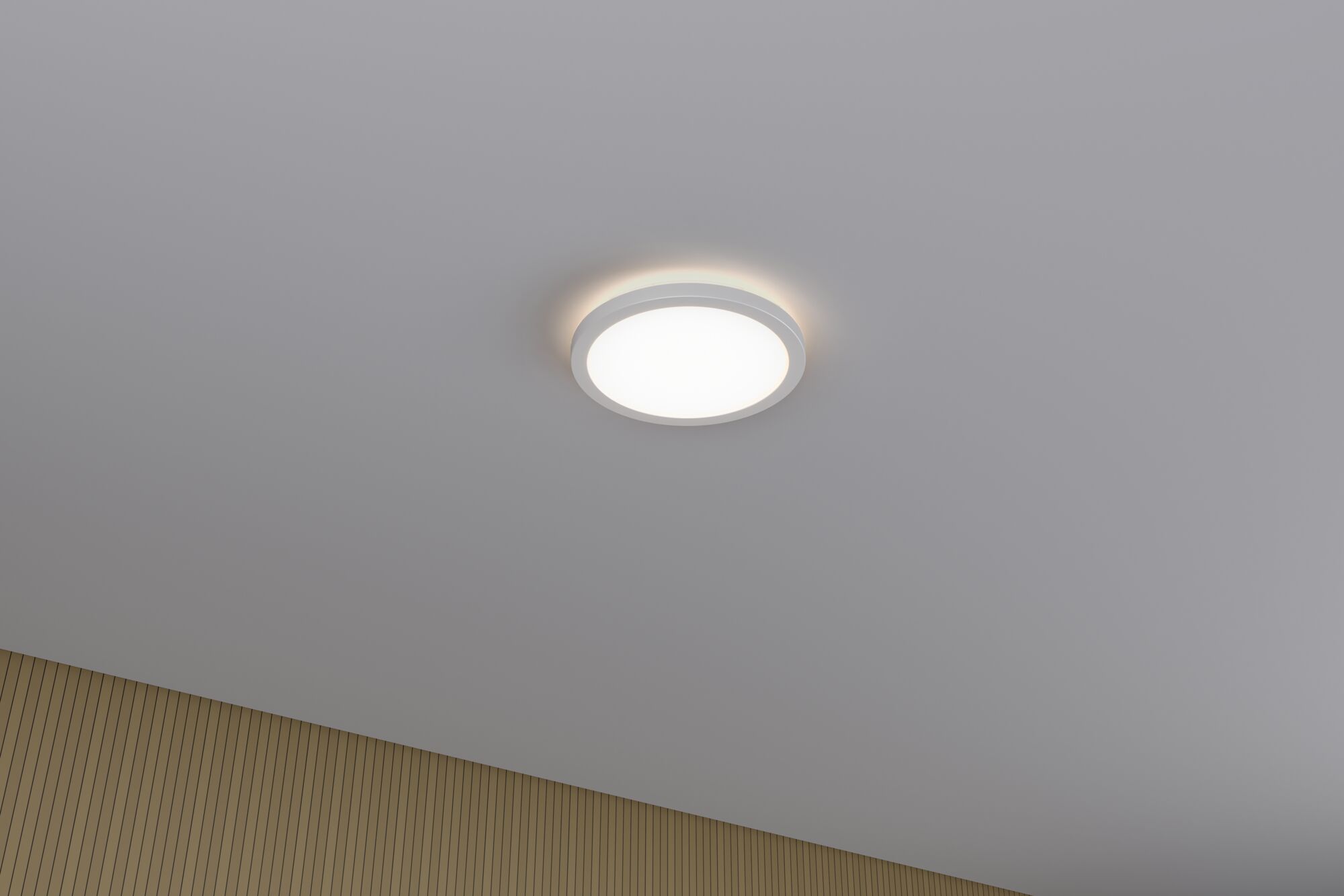 Runde weiße LED-Deckenleuchte mit warmweißem Licht und modernem Design für Wohnräume.