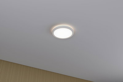 Rund hvid LED-loftslampe med varmt hvidt lys og moderne design til opholdsrum.
