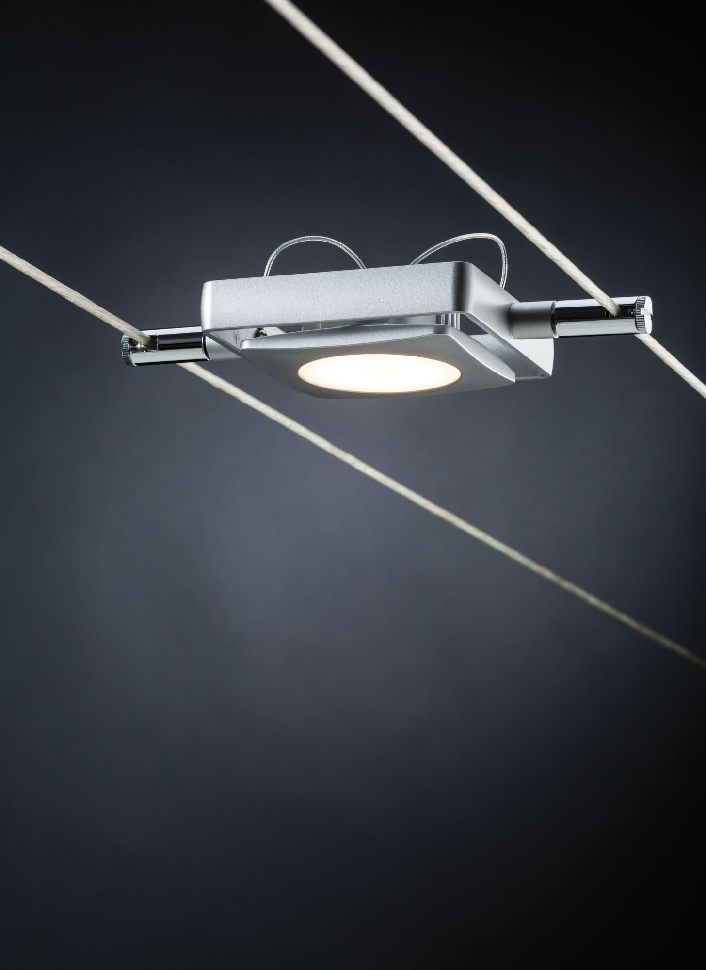 Modernes Seilsystem mit quadratischer LED-Leuchte in silbernem Metall für flexible Raumbeleuchtung