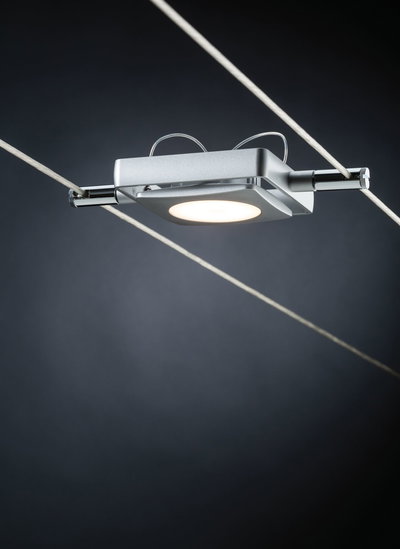 Modernes Seilsystem mit quadratischer LED-Leuchte in silbernem Metall für flexible Raumbeleuchtung