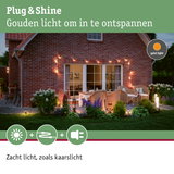 Gezellige buitenverlichting met warm goud licht aan rood bakstenen huis en tuinmeubilair
