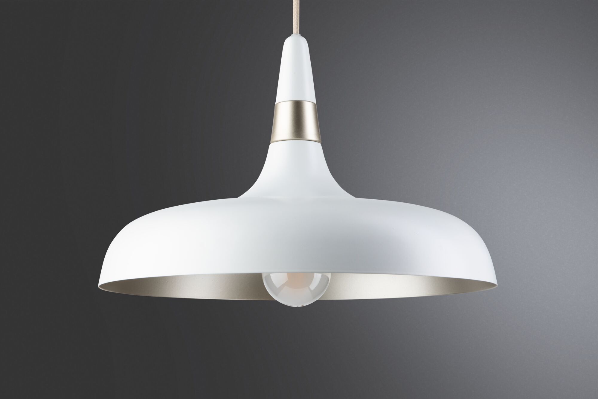 Nowoczesna biała metalowa lampa wisząca z złotym akcentem i widoczną żarówką do wnętrz