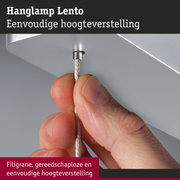 Hand houdt zilverkleurige kabel vast aan zilveren plafondbevestiging van hanglamp Lento met hoogteverstelling