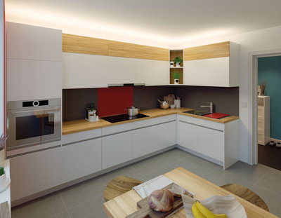 Moderne weiße Küche mit Holzarbeitsplatte und indirekter LED-Deckenbeleuchtung für stilvolles Kochen