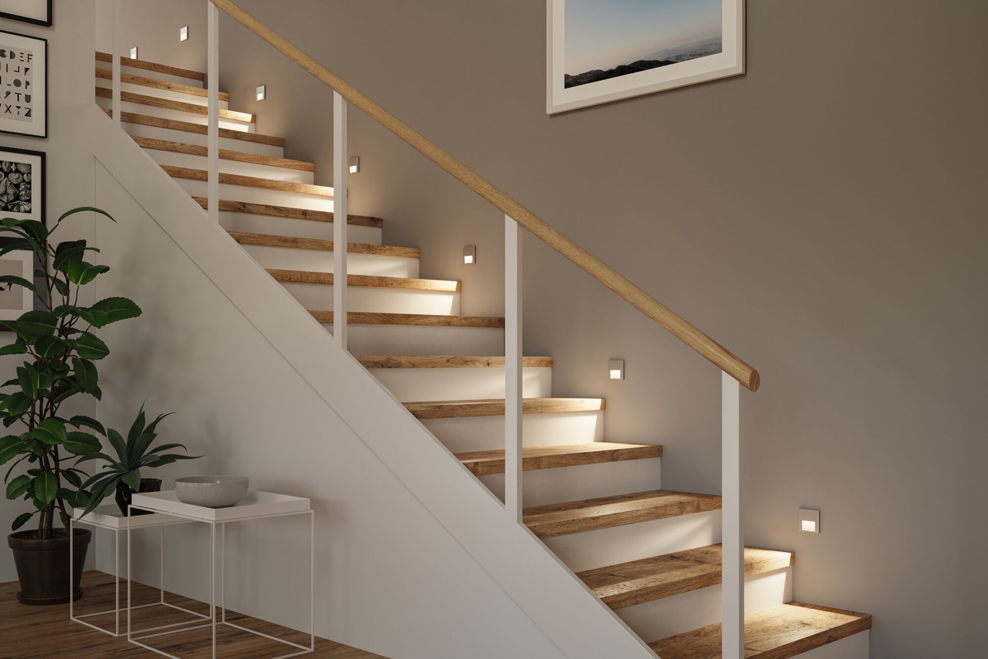 Moderne Holztreppe mit weißen Stufen und warmweißen LED-Wandlichtern für stimmungsvolle Treppenbeleuchtung