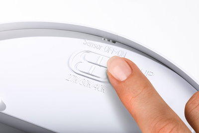 Finger stellt weißen Schalter mit Sensor ON/OFF und Farbtemperatur 27K/30K/40K an LED-Leuchte ein