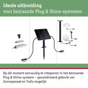 Zwart zonnepaneel met paal en stekkers voor uitbreiding van Plug & Shine verlichtingssysteem