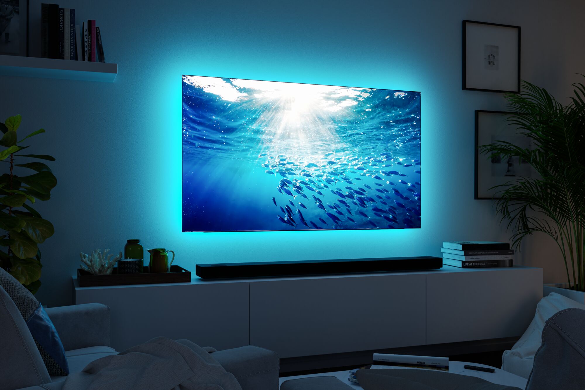 Modernes Wohnzimmer mit Wand-TV und blauem LED-Hintergrundlicht für stimmungsvolle Beleuchtung.