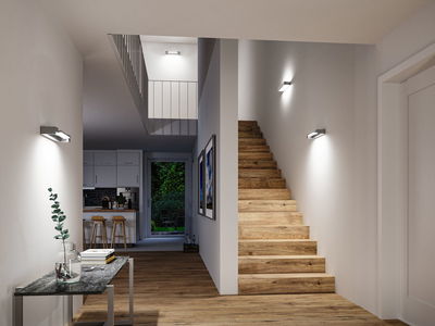 Moderner Flur mit Holztreppe und weißen Wänden, beleuchtet von minimalistischen LED-Wandleuchten.
