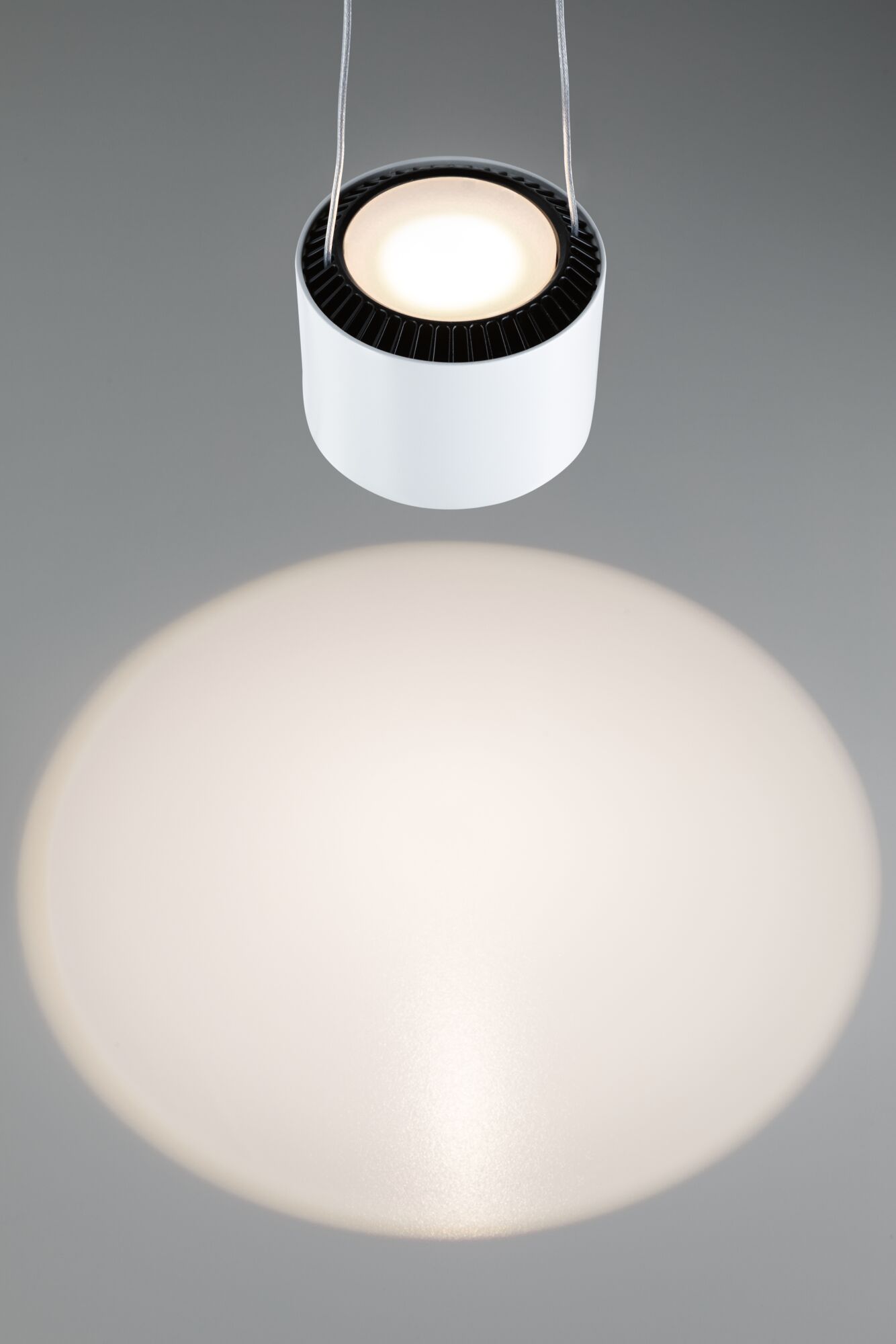 Moderne weiße LED-Pendelleuchte aus Metall mit warmweißem Licht für Wohnräume und Büros