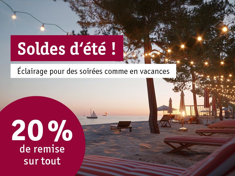 Plage avec chaises longues et guirlandes lumineuses blanc chaud pour soirées d'été et éclairage en promotion