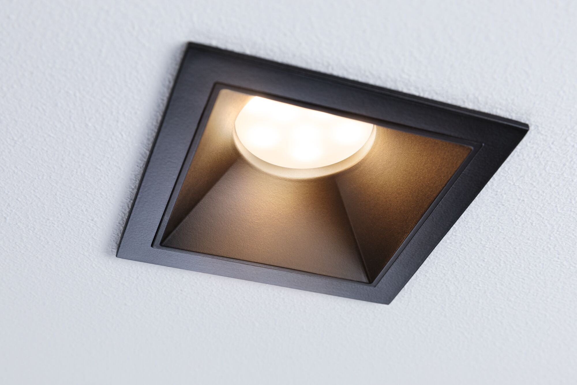 Schwarzer quadratischer LED-Einbaustrahler aus Metall mit warmweißem Licht für moderne Deckenbeleuchtung