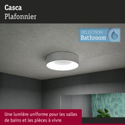 Plafonnier Casca blanc pour salle de bains avec lumière uniforme et design moderne épuré