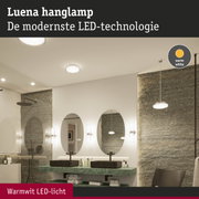 Luena LED hanglamp met warm wit licht in moderne badkamer met spiegels en groene marmeren wastafel
