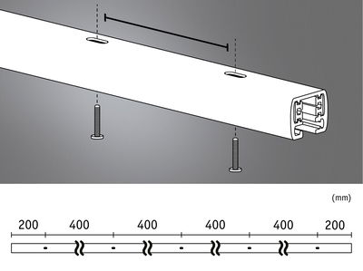 Technische Zeichnung eines weißen Aluminium-Profils mit Schrauben und Maßangaben in Millimetern.