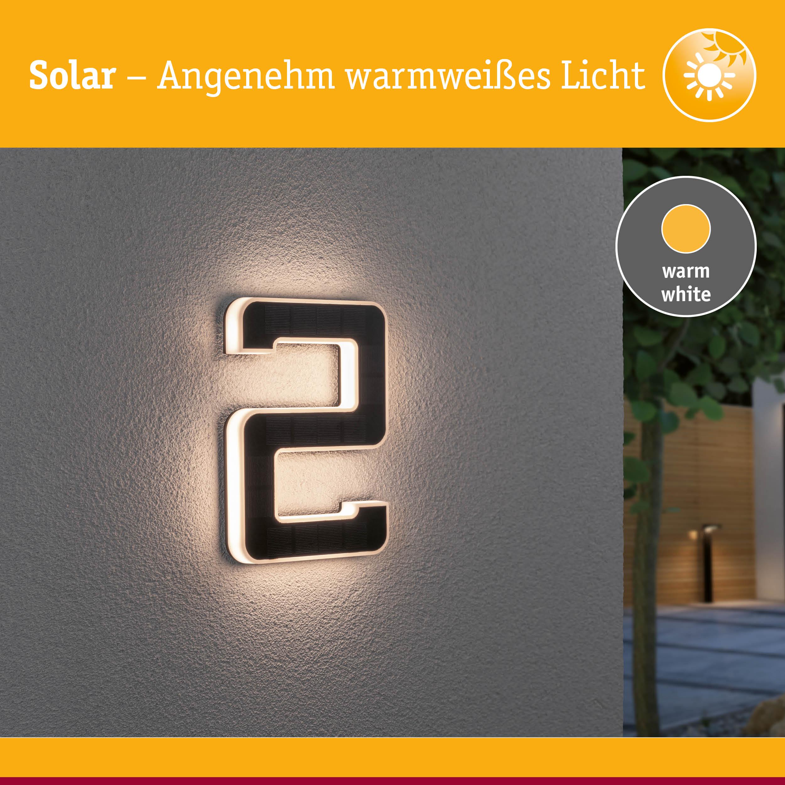 Solarbetriebene Hausnummer 2 mit warmweißem Licht an grauer Wand für Außenbeleuchtung