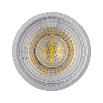 Gros plan d'une lampe LED avec boîtier en aluminium argenté et puces LED jaunes pour éclairage économique
