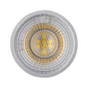 Gros plan d'une lampe LED avec boîtier en aluminium argenté et puces LED jaunes pour éclairage économique
