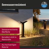 Schwarze Außenleuchte mit seewasserresistenter Oberfläche beleuchtet Weg am Meer mit hochwertigem Material