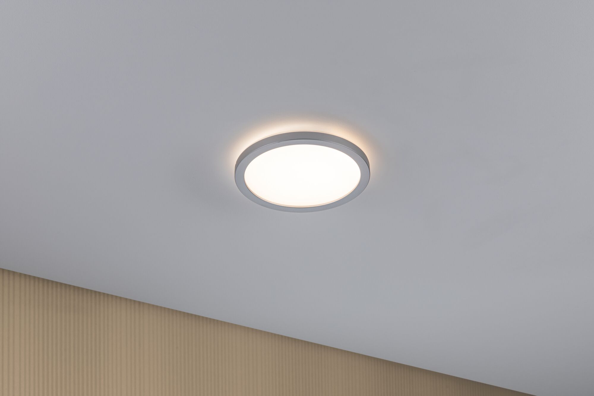 Runde LED-Deckenleuchte mit weißem Diffusor und silbernem Aluminiumrahmen für modernes Raumlicht