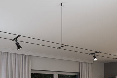Système d'éclairage à câble noir minimaliste avec deux spots réglables sur plafond blanc pour éclairage moderne