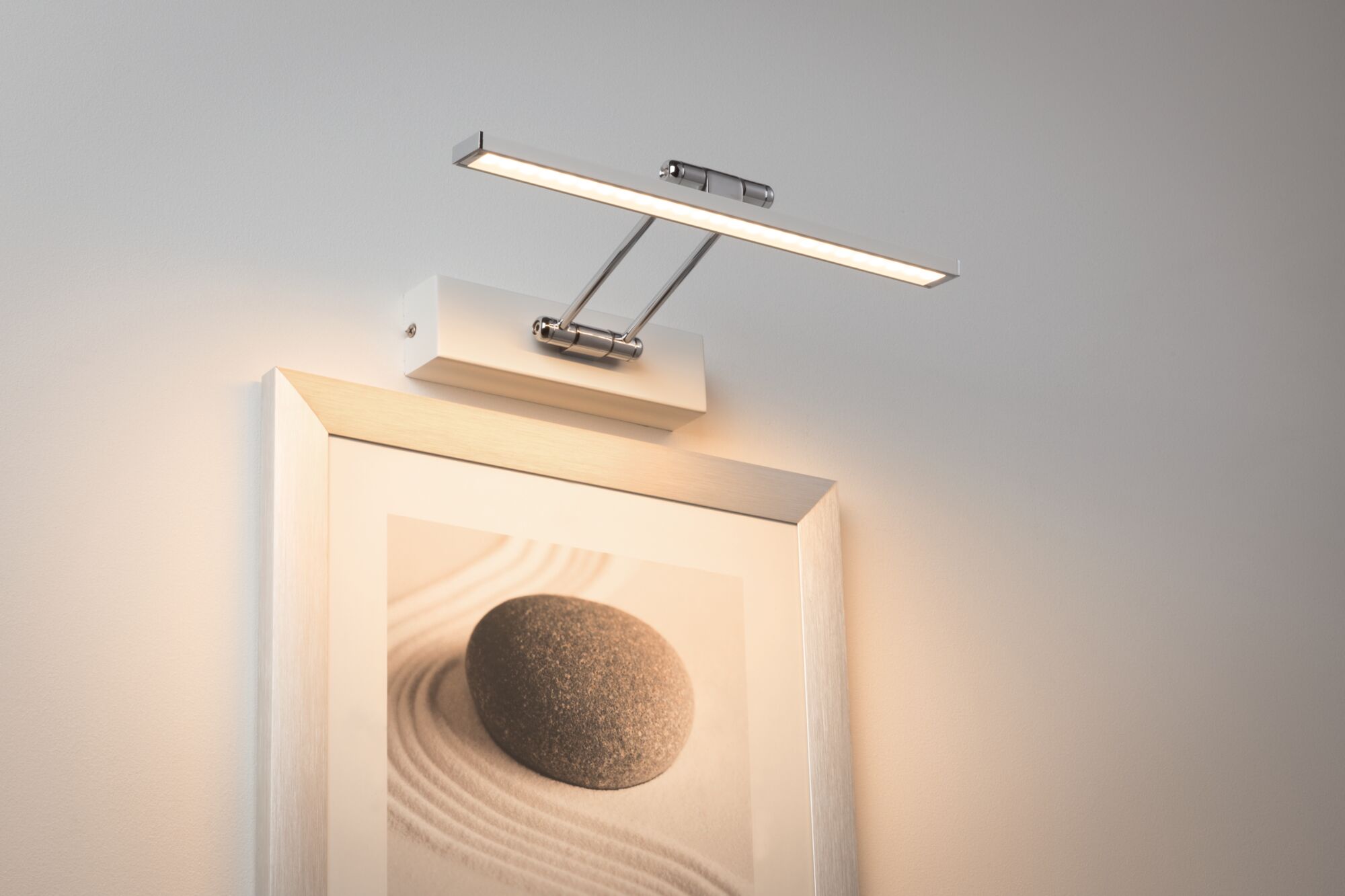 Applique LED moderne blanche et chromée avec lumière blanc chaud pour tableaux et photos murales.