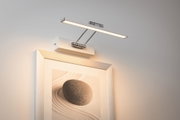 Moderne witte en chromen LED-kunstverlichting met warm wit licht voor wanddecoratie en foto's.