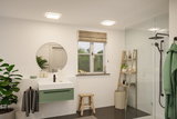 Modernes Badezimmer mit quadratischen Deckenleuchten in Weiß, grünem Waschbeckenunterschrank und Glasdusche