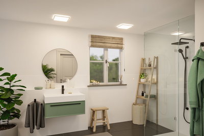 Modernes Badezimmer mit quadratischen Deckenleuchten in Weiß, grünem Waschbeckenunterschrank und Glasdusche