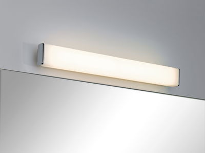Moderne LED-Wandleuchte mit opalem Glas und Chrom-Endkappen über Spiegel, Badbeleuchtung