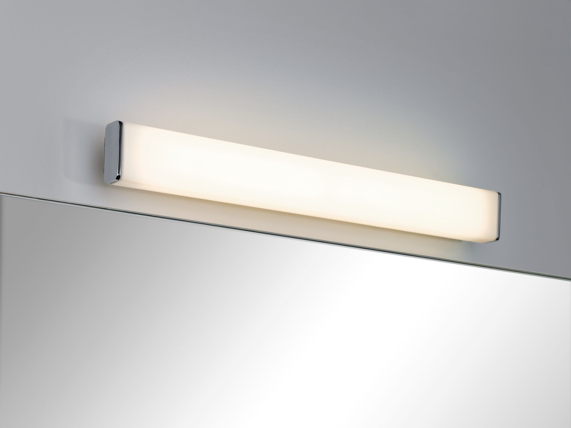 Moderne LED-Wandleuchte mit opalem Glas und Chrom-Endkappen über Spiegel, Badbeleuchtung