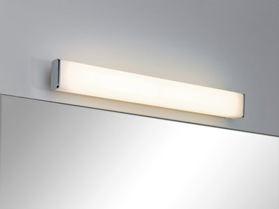 Moderne LED-wandlamp met opaal glas en chromen uiteinden boven spiegel, badkamerverlichting