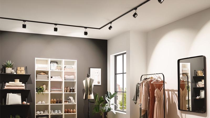 Mit URail Schienensystem flexibel sein. URail Spots beleuchten flexibel das Schlafzimmer.