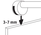 Teknisk tegning viser 3-7 mm afstand mellem vægbeslag og spejlglas.