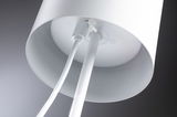Close-up van witte metalen plafondlamp met kabelverbinding en eenvoudig ontwerp