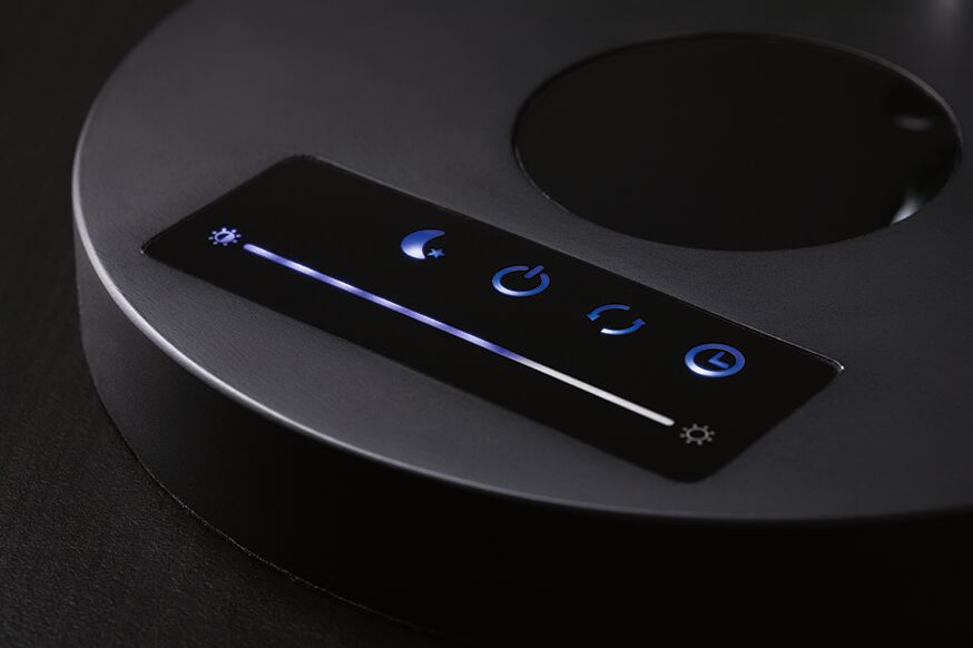 Schwarzes LED-Touchpanel mit Symbolen für Lichtsteuerung auf modernem Leuchtengehäuse